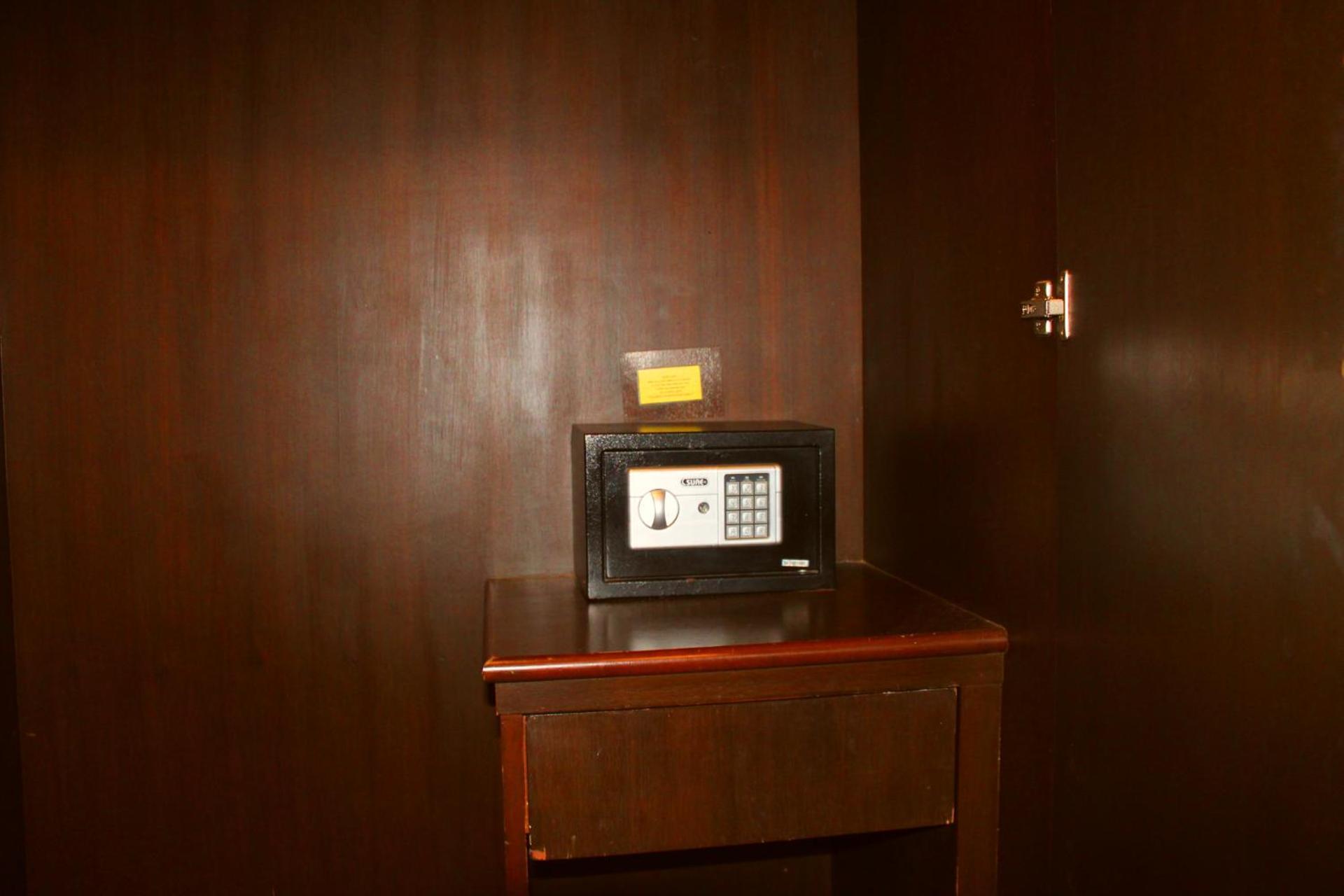 Hollywood Inn Hotel Patong Exterior foto